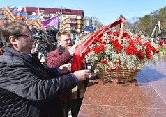 Владимир Кроха и Валерий Гурьянов во время возложения цветов к Вечному огню