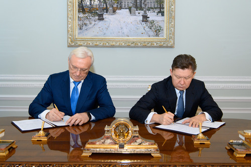 Сергей Когогин и Алексей Миллер во время подписания