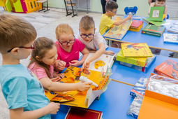 передача иллюстрированных книжек для слепых детей в специализированный детский сад в Южно-Сахалинске