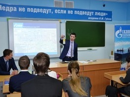 Андрей Прищепа, заместитель начальника отдела ООО "Газпром добыча шельф Южно-Сахалинск" показывает, как выглядит скважинная продукция