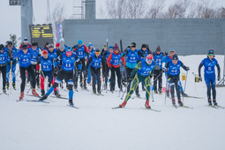 Участники лыж добра во время масс-старта «Гонки чемпионов»