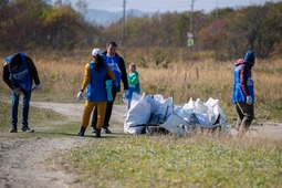 Работники во время субботника на побережье залива Анива