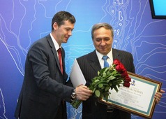 Дмитрий Нестеров, заместитель Председателя Правительства Сахалинской области (слева) и  Виктор Ткаченко (справа) — лучший специалист по охране труда