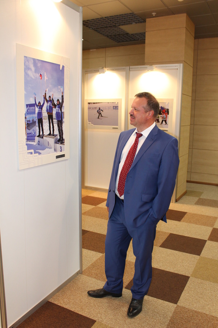 Главный инженер, первый заместитель генерального директора Андрей Суетинов на фото-выставке "Спорт и труд — рядом идут"