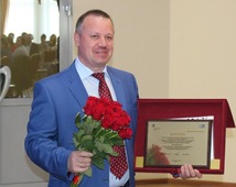 Андрей Суетинов, главный инженер, первый заместитель генерального директора с наградой "Лучшая организация Сахалинской области по проведению работы по охране труда с численностью работающих более 100 человек (производственная сфера)"