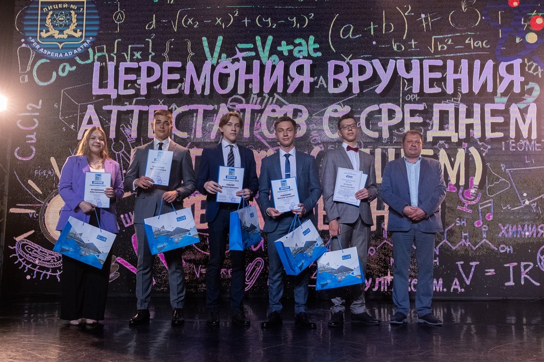 Общее фото отличившихся учеников "Газпром-класса" и начальника управления по работе с персоналом "Газпром добыча шельф Южно-Сахалинск" Андрея Простотина