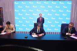 Михаил Киселев, Сергей Хомяков и Николай Ткаченко во время подписания Соглашения