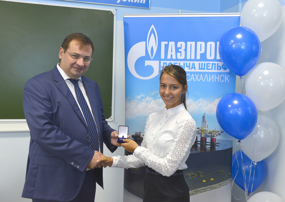 Владимир Кроха вручает значок ученика "Газпром-класса"
