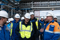 Вячеслав Тюрин (в центре) и Валерий Гурьянов (справа) во время посещения объектов Киринского месторождение