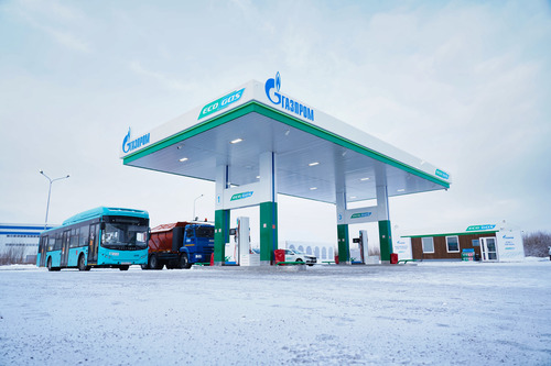 Газозаправочная станция «Газпрома» на внутренней стороне Кольцевой автодороги, где граничат Санкт-Петербург и Всеволожский район Ленинградской области