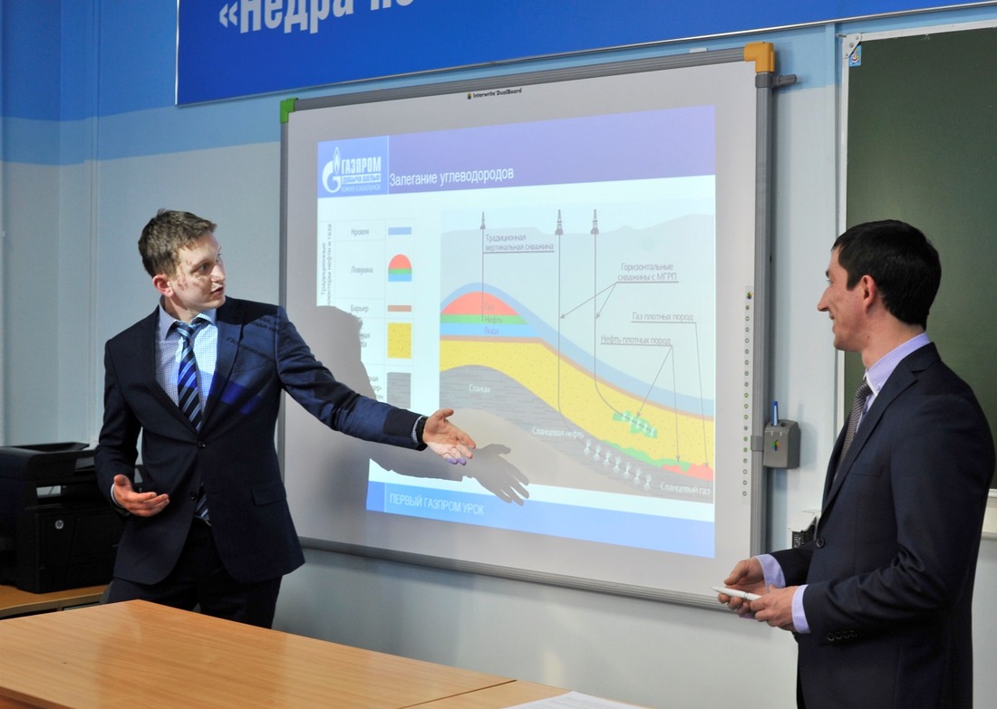 Роман Шологин (слева), ведущий инженер на первом Газпром-уроке