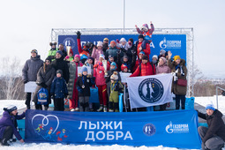 общее фото призеров и победителей акции "Лыжи добра"